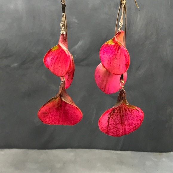 Matana Orchid leaves earrings in Cranberry pink - Picture 5 of 8